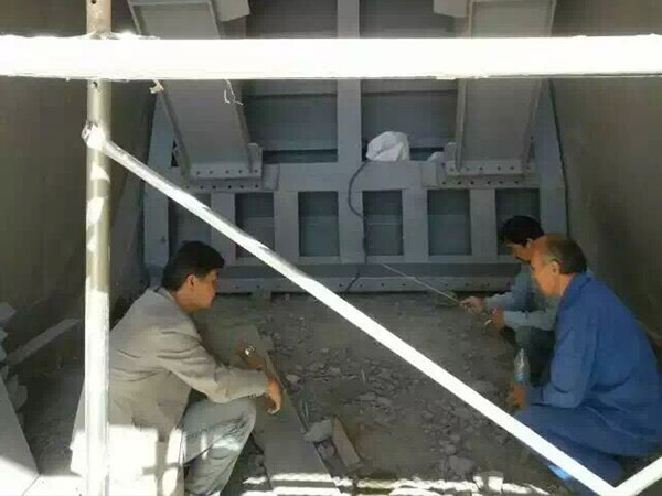 福建三明鋼制疊梁閘門安裝現(xiàn)場 福建三明鋼制疊梁閘門安裝現(xiàn)場